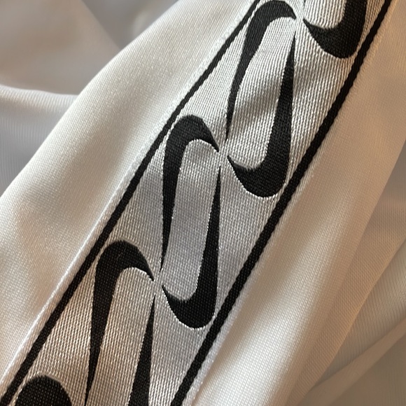 White Nike Crewneck Sweatshirt. - Picture 4 of 4